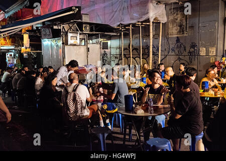 People eating at a dai pai dong in Central, Hong Kong Stock Photo