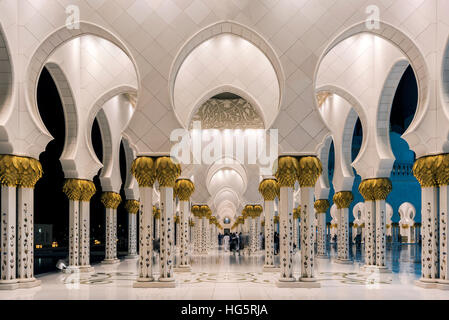 Night view of the inner courtyard of the Sheikh Zayed Mosque, Abu Dhabi, United Arab Emirates Stock Photo