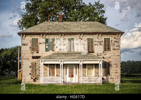 Old farmhouse roadside American midwest Stock Photo