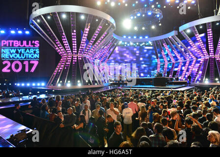 Miami, FL, USA. 31st Dec, 2017. Atmosphere during Pitbull's New Year's Revolution at Bayfront Park on December 31, 2016 in Miami, Florida. © Mpi10/Media Punch/Alamy Live News Stock Photo