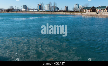 Chicago, USA. 4th Jan, 2017. Weather. The shore of Lake Michigan near the Adler Planetarium is seen as a cold snap returns to the Chicago, with temperatures of -6C. Sub-zero temperatures are forecast to remain for the rest of the week. © Stephen Chung/Alamy Live News Stock Photo
