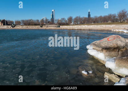 Chicago, USA. 4th Jan, 2017. Weather. The distant Willis Tower is seen from the shores of Lake Michigan as a cold snap returns to the Chicago, with temperatures of -6C. Sub-zero temperatures are forecast to remain for the rest of the week. © Stephen Chung/Alamy Live News Stock Photo