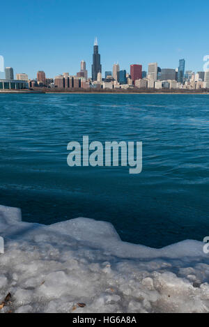 Chicago, USA. 4th Jan, 2017. Weather. Downtown Chicago is seen from the shores of Lake Michigan as a cold snap returns to the Windy City, with temperatures of -6C. Sub-zero temperatures are forecast to remain for the rest of the week. © Stephen Chung/Alamy Live News Stock Photo