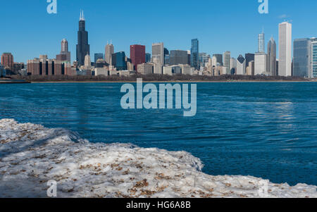 Chicago, USA. 4th Jan, 2017. Weather. Downtown Chicago is seen from the shores of Lake Michigan as a cold snap returns to the Windy City, with temperatures of -6C. Sub-zero temperatures are forecast to remain for the rest of the week. © Stephen Chung/Alamy Live News Stock Photo