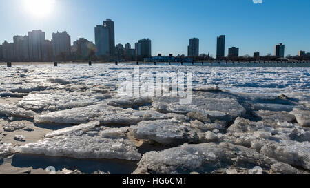 Chicago, USA. 4th Jan, 2017. Weather. The icy shoreline of Lake Michigan is seen at North Avenue Beach in Chicago as a cold spell returns to the Windy City, with temperatures of -6C. Sub-zero temperatures are forecast to remain for the rest of the week. © Stephen Chung/Alamy Live News Stock Photo