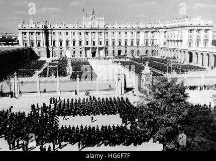 The Nazi propaganda picture shows the march of the fascist Falange Youth movement in front of Spanish dictator Franco on the Plaza de la Armeria in front of the Palacio Real in Madrid, Spain, 01 October 1943. Fotoarchiv für Zeitgeschichtee - NO WIRE SERVICE - | usage worldwide Stock Photo