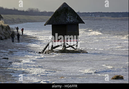 Graal-Mueritz, Germany. 05th Jan, 2017. Workers look at a severely damaged lifeguard's tower on the Baltic coast on the peninsula of Fishland near Graal-Mueritz, Germany, 05 January 2017. The most severe storm tides since 2006 resulted in flooding and damages across northeastern Germany. Photo: Bernd Wüstneck/dpa-Zentralbild/dpa/Alamy Live News Stock Photo