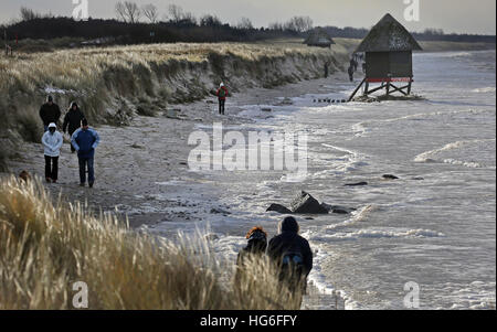 Graal-Mueritz, Germany. 05th Jan, 2017. Workers look at a severely damaged lifeguard's tower on the Baltic coast on the peninsula of Fishland near Graal-Mueritz, Germany, 05 January 2017. The most severe storm tides since 2006 resulted in flooding and damages across northeastern Germany. Photo: Bernd Wüstneck/dpa-Zentralbild/dpa/Alamy Live News Stock Photo