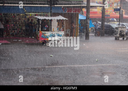Rio de Janeiro, Brazil. 4th January, 2017. After a very hot day, with temperatures rising from 35 degrees Celsius, heavy rain hit some parts of the city of Rio de Janeiro. In the neighborhood of Madureira, in the northern part of the city, where the Portela samba school is located, after the rain, thermometers marked 25 degrees Celsius, a relief for a day of so much heat. With the rain, the streets of the neighborhood were partially flooded and many people ended up wet with the unexpected rain in the late afternoon. Credit: Luiz Souza/Alamy Live News