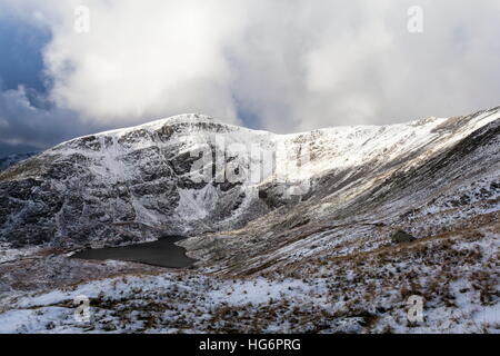 A wintery scene surrounds Ffynon Lloer on the Carneddau mountain range Stock Photo