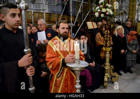 Bethlehem, Palestine. January 7th 2017: Orthodox Christmas Midnight Mass at the Church of Nativity in Bethlehem © Ognjen Stevanovic/Alamy Live News Stock Photo