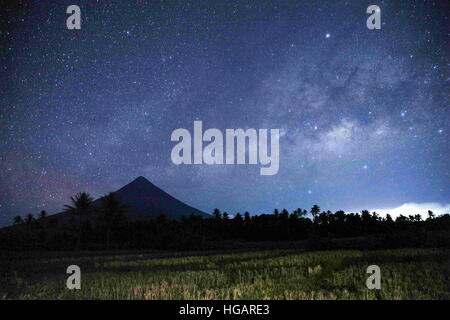 Legazpi, Legazpi, China. 3rd May, 2016. Legazpi, Philippines-May 3 2017: (EDITORIAL USE ONLY. CHINA OUT).Starry night at Mayon Volcano, Philippines. Mayon Volcano, also known as Mount Mayon, is an active stratovolcano in the province of Albay in Bicol Region, on the island of Luzon in the Philippines. Local folklore refers to the volcano being named after the legendary princess-heroine Daragang Magayon. © SIPA Asia/ZUMA Wire/Alamy Live News Stock Photo