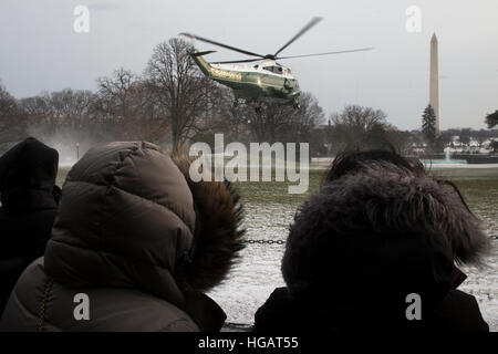 Washington, DC, USA. 07th Jan, 2017. Marine One, with US President Barack Obama aboard, lifts off the South Lawn of the White House in Washington, DC, USA, 07 January 2017. President Obama is departing the White House for an evening trip to Florida to attend a wedding. © MediaPunch Inc/Alamy Live News
