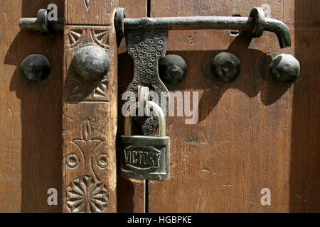 U.A.E., Dubai, Bur Dubai, old door lock at a house in the historic Bastakiya quarter, detail Stock Photo
