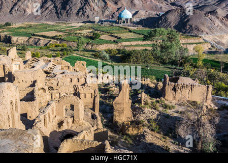 Mud bricked houses in old, abandoned part of Kharanaq village in Ardakan County, Yazd Province, Iran Stock Photo