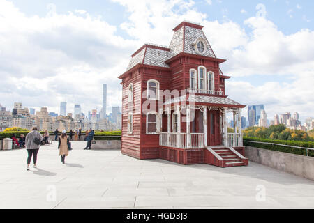 Cornelia Parker Transitional Object (PsychoBarn) a prop house installed on the roof of the Met museum. New York City, America. Stock Photo