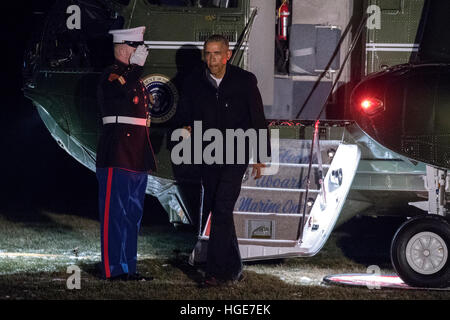 Washington, DC, USA. 07th Jan, 2017. US President Barack Obama exits Marine One on the South Lawn of the White House in Washington, DC, USA, 07 January 2017. President Obama was on an evening trip to Florida to attend a wedding. Credit: Shawn Thew/Pool via CNP - NO WIRE SERVICE- Photo: Shawn Thew/Consolidated/dpa/Alamy Live News
