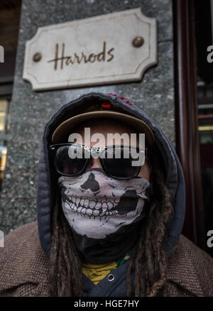 London, UK. 7th January, 2017. United Voices of the World which represents chefs and waiters working at Harrods protested outside Harrods in Knightsbridge as waiters and kitchen workers call for more openness about tips. Demonstrators are accusing Harrods of shortchanging its restaurant staff in a row over how service charges added to diners' bills are shared among workers © Guy Corbishley/Alamy Live News Stock Photo