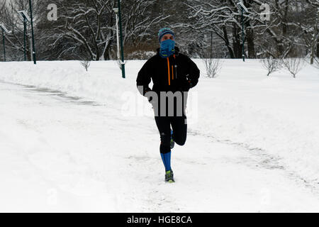 Bucharest, Romania. January 07, 2017. A sportsman runs on snow in the central park, in a winter day during the vacation. Credit: Gabriel Petrescu/Alamy Live News Stock Photo