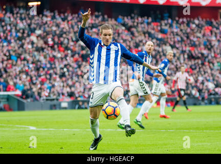 Bilbao, Spain. 8th January, 2017. Alexis Ruano (Defender, Alaves) in action during the football match of seventeenth round of Season 2016/2017 of Spanish league ‘La Liga’ between Athletic Club and Deportivo Alaves at San Mames Stadium on January 8, 2017 in Bilbao, Spain. ©David Gato/Alamy Live News Stock Photo