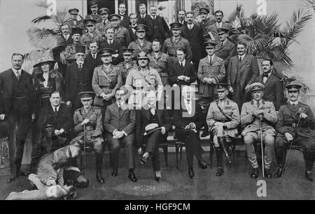 Churchill at Cairo Conference and Mesopotamia Commission. March 1921.  T.E.Lawrence 2nd row, 4th from right.To rightof C. Sir H.Samuel. Left:Sir P.Cox Stock Photo