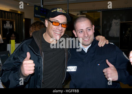 Jean Claude Van Damme at Paris Gare du Nord, with admiring fan, 2007 Stock Photo