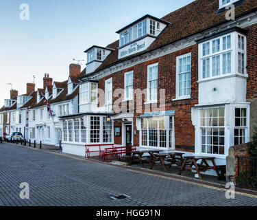 Burnham on Crouch,Essex. Ye Olde White Harte Hotel & pub at Riverside village & holiday resort on tidal Crouch River. Popular with sailors & Anglers. Stock Photo