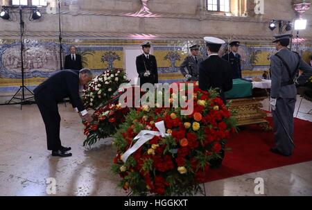 Lisbon, Portugal. 9th Jan, 2017. Portuguese President Marcelo Rebelo de Sousa offers a wreath to deceased former president Mario Soares at the Jeronimos Monastery in Lisbon, Portugal. In a soaring tribute, thousands of Portuguese took to streets in capital Lisbon on Monday to bid farewell to deceased former president Mario Soares, a man widely known as the 'father of democracy' in the country. © Zhang Liyun/Xinhua/Alamy Live News Stock Photo