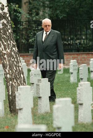 FILE - A file picture dated 02 September 1997 shows then German president Roman Herzog on the second day of his five-day visit to Russia, visiting the German military cemetary Lublino near Moscow, Russia. Herzog, who was German president from 1994 to 1999, has died at the age of 82. Photo: Sergei Chirikov/epa/dpa Stock Photo