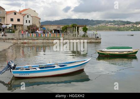 Boats nexto to the promenade at the sea of the fishing village of Combarro in the  province of Pontevedra in the Galicia region of Spain. Stock Photo