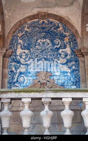 Porto, Portugal, Europe: details of the Gothic cloister of the Sé do Porto, the Cathedral of the Old City, decorated with baroque azulejos Stock Photo