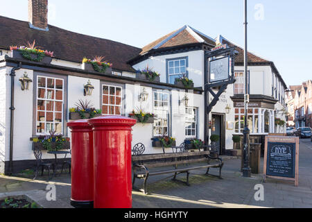 The Fox & Hounds Pub, High Street, Lyndhurst, Hampshire, England, United Kingdom Stock Photo