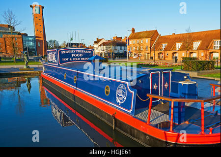 The baguette barge is a converted narrow boat permanently moored in the Bancroft basin in Stratford upon Avon, and is overlooked by the theatre Stock Photo