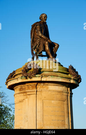 Stratford upon Avon and the cast bronze statue of William Shakespeare on the Gower memorial in Bancroft Gardens against a blue sky. Stock Photo