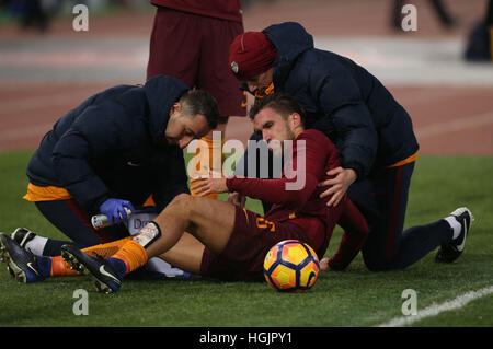 Rome, Italy. Roma versus Cagliari during the 2017 football series. Blessures Strootman Credit: marco iacobucci/Alamy Live News Stock Photo