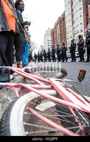 Washington, DC, USA. 20th Jan, 2017. Protestors and police clash throughout the day in downtown Washington, D.C. during the Presidential Inauguration. While some protestors through pieces of brick and bottles, police responded with tear gas, pepper and rubber bullets as well as concussion grenades. Credit: Darryl Smith/Alamy Live News