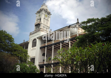 View of the 'House of Wonders - Beit-al-Ajaib' in Stone Town on Zanzibar island, Tanzania, 6 March 2016. The house of wonders was built in 1883 and was the first building with an elevator in East Africa. Since 2000, the building is listed as a UNESCO World Heritage. Photo: Britta Pedersen/dpa-Zentralbild/ZB Stock Photo