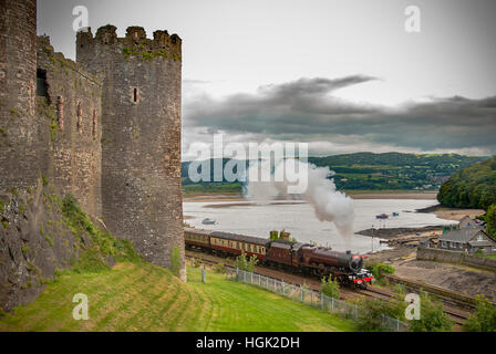 LMS Princess Class 4-6-2 no 46201 Princess Elizabeth passes Conway Castle at the head of the North Wales Coast Express from Liverpool Stock Photo