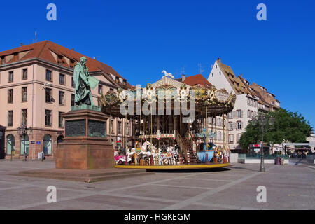 Strassburg Place Gutenberg mit Karussell, Elsass in Frankreich - Place Gutenberg in Strasbourg, Alsace in  France Stock Photo