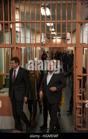 Spain, Barcelona. 10th Jan, 2017. The vice president of the Government of Catalonia, Oriol Junqueras together with the councilor of Justícia, Carles Mundó and the deputy mayor of Urbanism, Janez Sanz accessing the interior of the panopticon of the 'Model' prison.  The prison 'Model' was inaugurated in 1904 and is dean of the Catalan prisons, having become a symbol and testimony of the history of the autonomous community. Credit: Charlie Perez/Alamy Live News