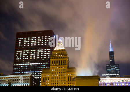 Chicago, USA. 10th January, 2017. The CNA building in Chicago, IL displaying 'Thanks Obama' text on the evening of his farewell speech. Credit: Gary Hebding Jr/Alamy Live News Stock Photo