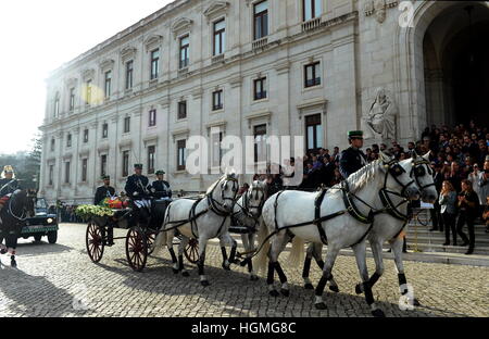 Lisbon, Portugal. 10th Jan, 2017. The coffin of former Portuguese president Mario Soares is taken to Prazeres cemetery in Lisbon, capital of Portugal, on Jan. 10, 2017. A solemn sitting at the Jeronimos Monastery in Lisbon took place before a state funeral was held on Tuesday for former Portuguese president Mario Soares. © Zhang Liyun/Xinhua/Alamy Live News Stock Photo