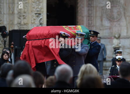 Lisbon, Portugal. 10th Jan, 2017. Portuguese honour guards carry the coffin of former Portuguese president Mario Soares during the funeral ceremony at Jeronimos Monastery in Lisbon, capital of Portugal, on Jan. 10, 2017. A solemn sitting at the Jeronimos Monastery in Lisbon took place before a state funeral was held on Tuesday for former Portuguese president Mario Soares. © Zhang Liyun/Xinhua/Alamy Live News Stock Photo