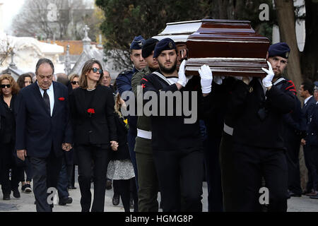 Lisbon, Portugal. 10th Jan, 2017. Portuguese honour guards carry the coffin of former Portuguese president Mario Soares to the Prazeres cemetery in Lisbon, capital of Portugal, on Jan. 10, 2017. A solemn sitting at the Jeronimos Monastery in Lisbon took place before a state funeral was held on Tuesday for former Portuguese president Mario Soares. © Lusa/Xinhua/Alamy Live News Stock Photo