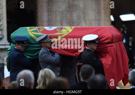 Lisbon, Portugal. 10th Jan, 2017. Portuguese honour guards carry the coffin during the funeral ceremony for the former Portuguese President Mario Soares at Jeronimos Monastery in Lisbon, capital of Portugal, on Jan. 10, 2017. A solemn sitting at the Jeronimos Monastery in Lisbon took place before a state funeral was held on Tuesday for former Portuguese president Mario Soares. © Zhang Liyun/Xinhua/Alamy Live News Stock Photo