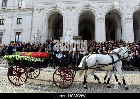 Lisbon, Portugal. 10th Jan, 2017. The coffin of former Portuguese president Mario Soares is taken to Prazeres cemetery in Lisbon, capital of Portugal, on Jan. 10, 2017. A solemn sitting at the Jeronimos Monastery in Lisbon took place before a state funeral was held on Tuesday for former Portuguese president Mario Soares. © Zhang Liyun/Xinhua/Alamy Live News Stock Photo