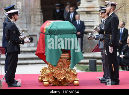 Lisbon, Portugal. 10th Jan, 2017. Portuguese honour guards secure the coffin during the funeral ceremony for the former Portuguese president Mario Soares at Jeronimos Monastery in Lisbon, capital of Portugal, on Jan. 10, 2017. A solemn sitting at the Jeronimos Monastery in Lisbon took place before a state funeral was held on Tuesday for former Portuguese president Mario Soares. © Zhang Liyun/Xinhua/Alamy Live News Stock Photo