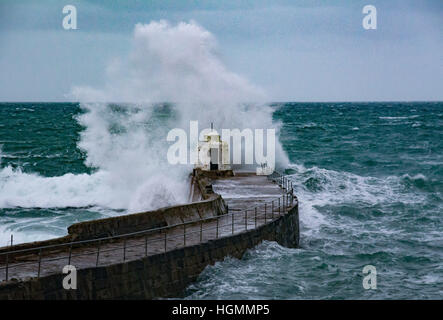 Portreath, Cornwall, UK. 11th Jan 2017. UK Weather. Winds and waves start to batter the north Cornwall coast, with stronger forecast for tomorrow. Credit: Simon Maycock/Alamy Live News Stock Photo