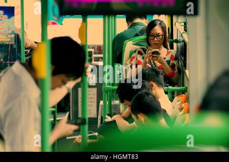 Guangzhou, Guangzhou, China. 11th Jan, 2017. Guangzhou, CHINA-January 11 2017: (EDITORIAL USE ONLY. CHINA OUT) .People use smartphones in subway in Guangzhou, capital of south China's Guangdong Province, January 11th, 2017. Nowadays people become more addicted to mobile phones.Many people overuse smartphones in their daily life. © SIPA Asia/ZUMA Wire/Alamy Live News Stock Photo