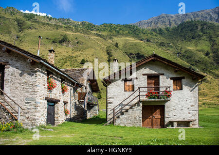 Stone chalets in a tiny mountaing village. Case di Viso - Ponte di ...